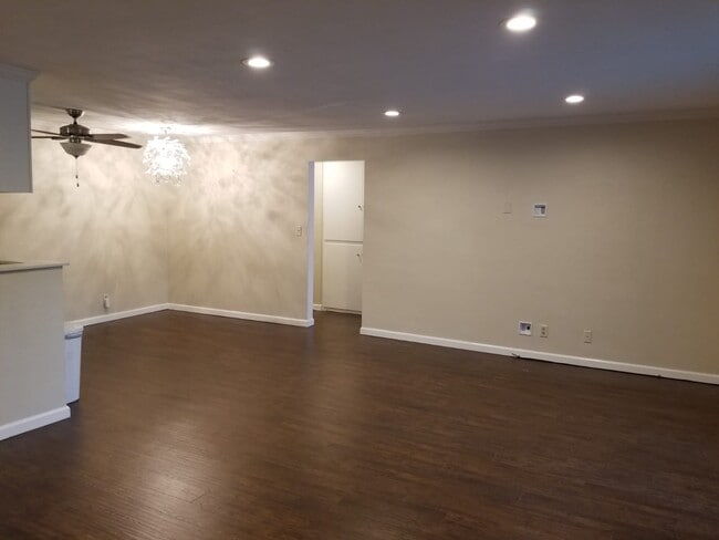 Al entrar por la puerta principal, se encuentra la sala de estar/comedor. - 1770 Ximeno Ave