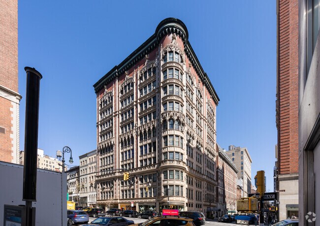 Building Photo - 45 E 66th St