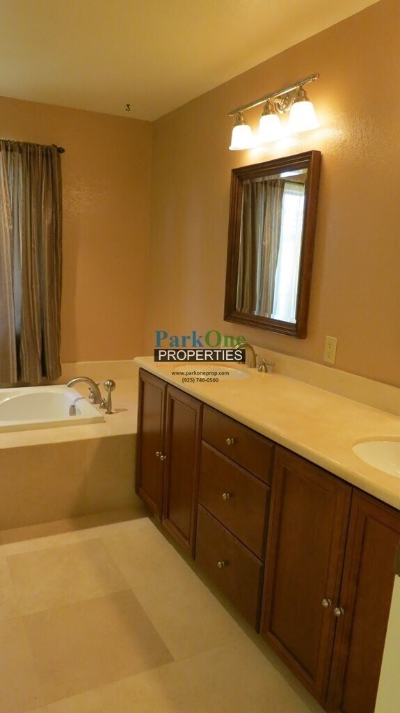 Building Photo - Incredible Single Level Larkey Park Home