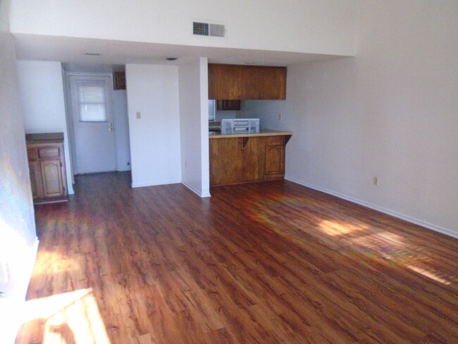 Building Photo - LAURELGLEN BLVD S. 7817 #A-D