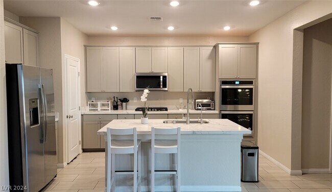 Foto del edificio - 10688 Silver Pond Ave