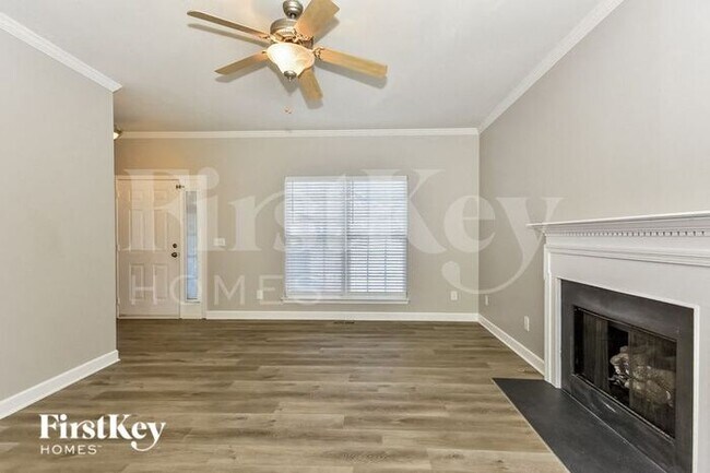 Foto del edificio - 811 Royal Oaks Dr