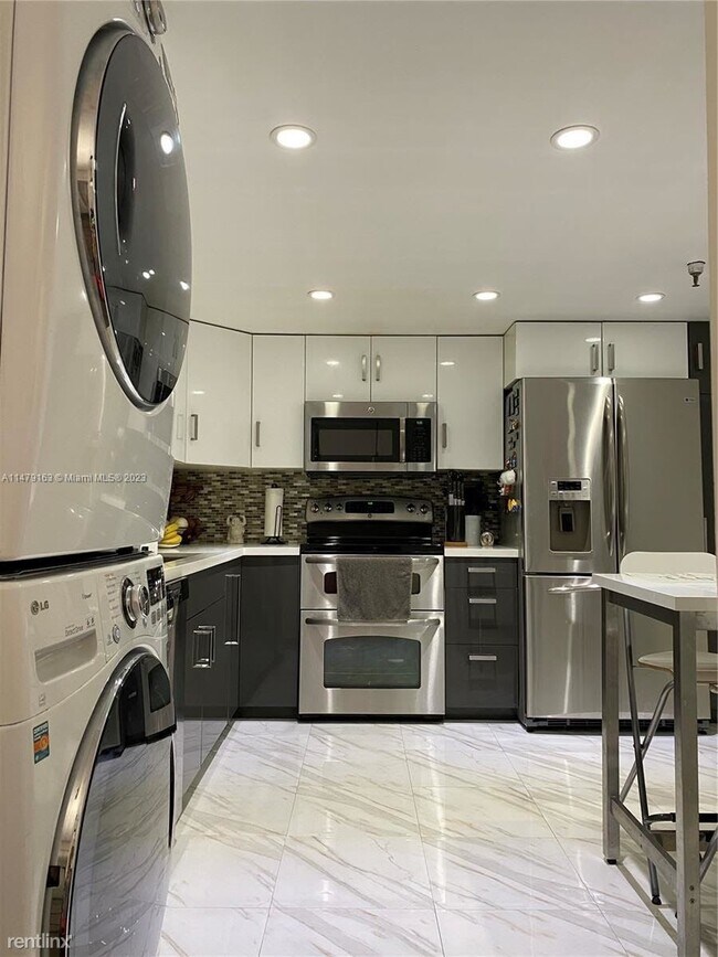 Building Photo - 3 br, 2 bath Condo - 290 174th St