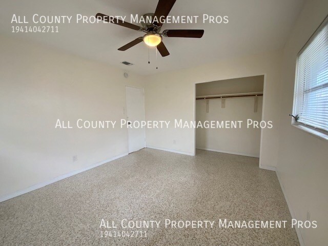 Building Photo - Central Sarasota, easy access to everywher...