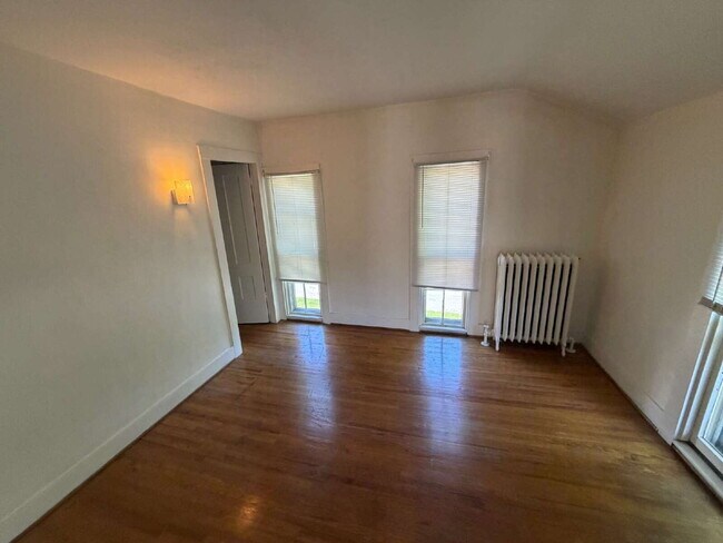 Foto del edificio - * Generously Sized 3-bedroom, 1.5 Bath in LeRoy Available Now! *