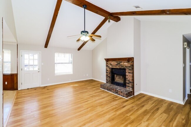 Building Photo - Great 3 Bedroom Brick Home