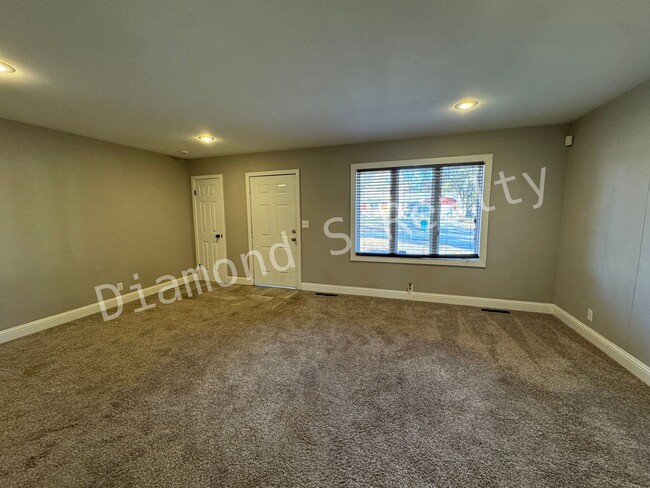 Building Photo - MOVE IN SPECIAL:  Half Off First Full Mont...