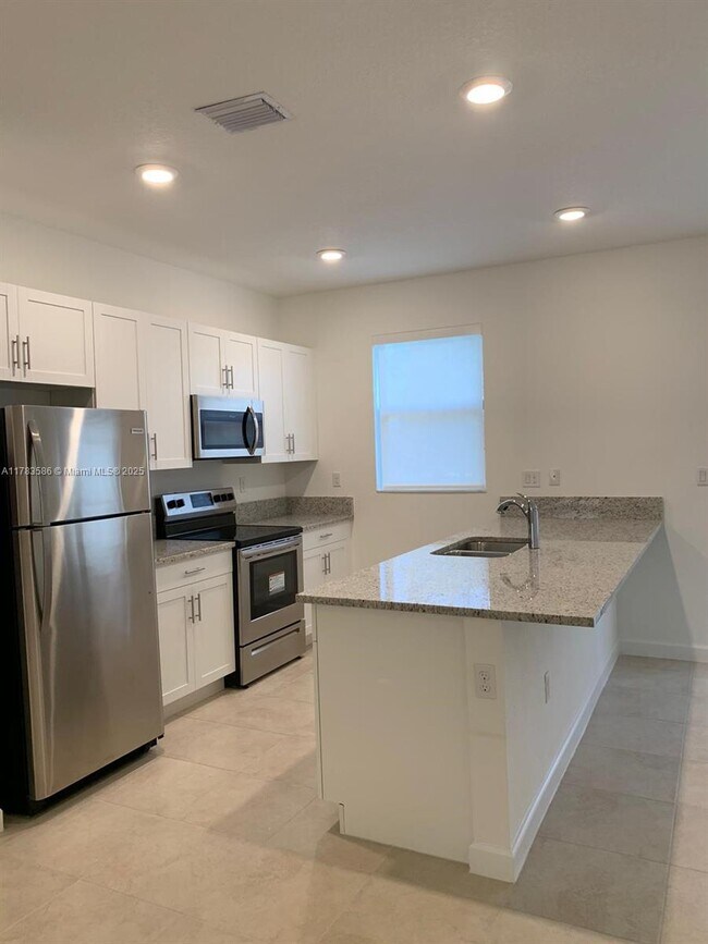 Foto del edificio - 1631 SW 28th St