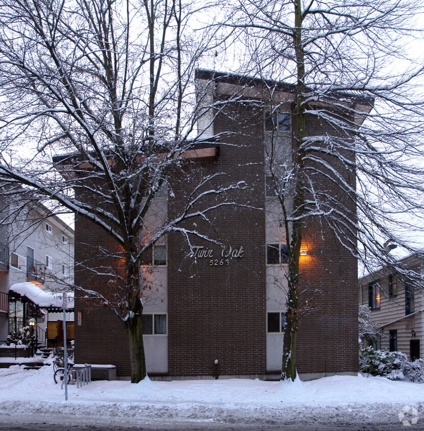 Building Photo - Twin Oaks