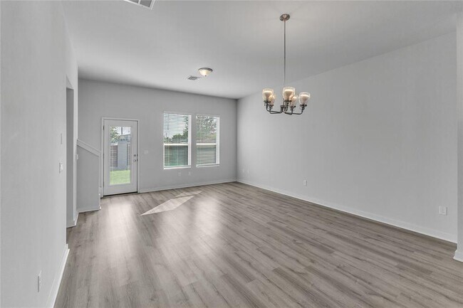 Building Photo - 1203 Showbox St