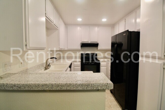 Foto del edificio - Mission Valley, 10225 Caminito Cuervo #143- Secured building! Close to shops and restaurants!