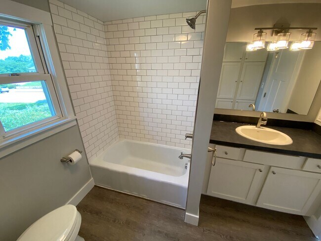 Foto del edificio - 135 Houseman Ave NE