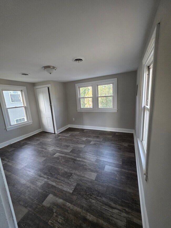 Dormitorio trasero - 307 N Governors Ave