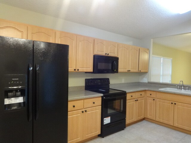 Building Photo - 2465 Saint Pauls Dr