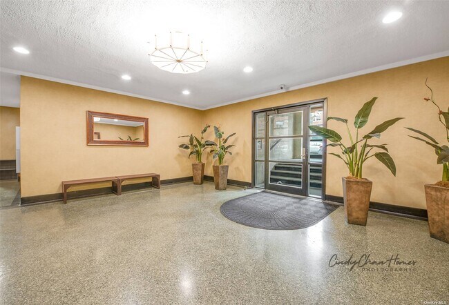 Foto del edificio - 102-12 65th Ave