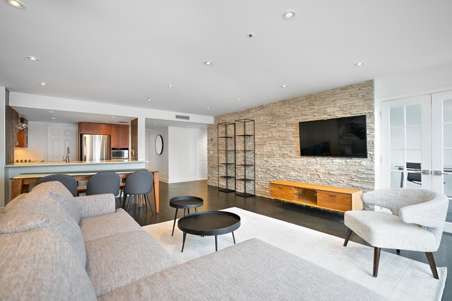 Building Photo - 329 Rue Notre Dame E