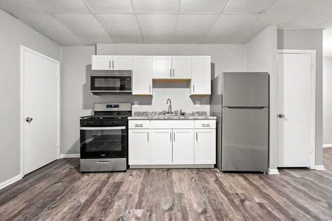 Building Photo - Recently Renovated 2bd / 1ba Townhouse on ...