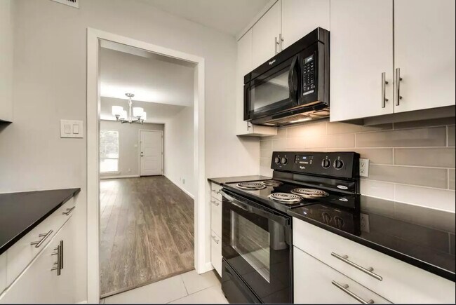 Foto del edificio - 4330 Bowser Ave