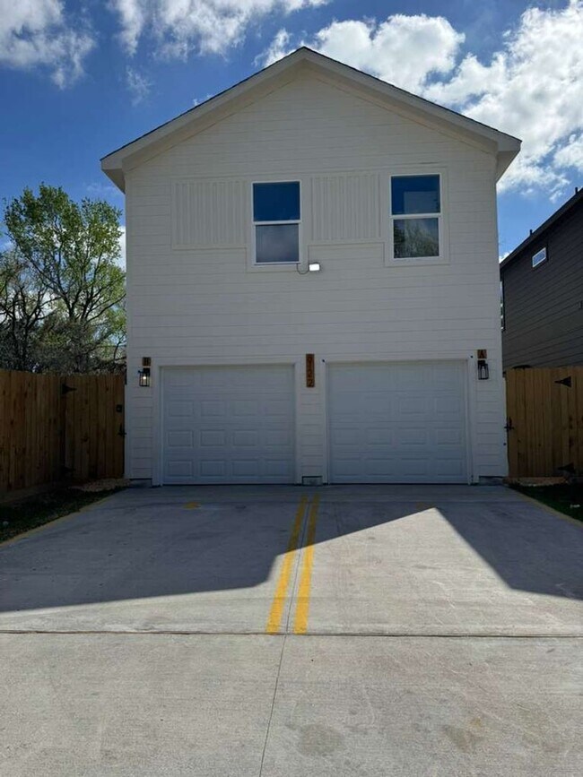 Building Photo - ? 3 Bed / 3.5 Bath Duplex – Spacious & Move-In Ready! ?