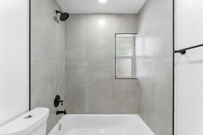 Foto del edificio - 747 NW 1st Ter