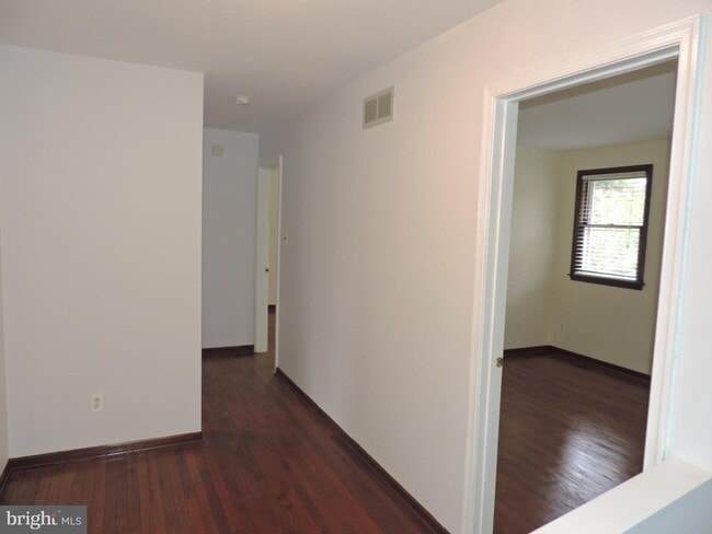 Building Photo - 27 Stuyvesant Dr
