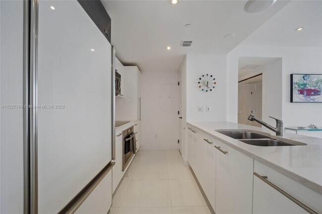 Building Photo - 6801 Collins Ave