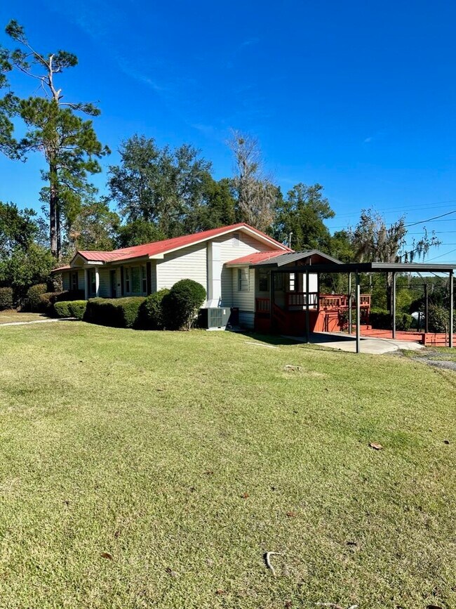 Building Photo - 822 NE Yellow Pine Ave