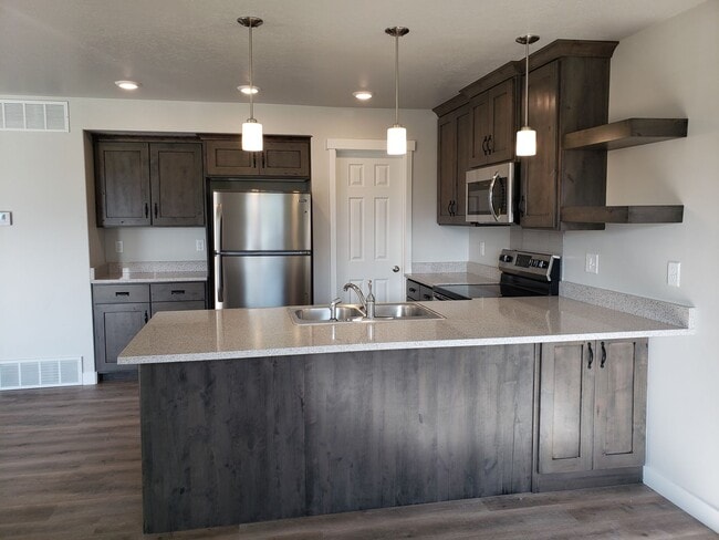 Building Photo - 4 Bed 2.5 Bath in Springville!!