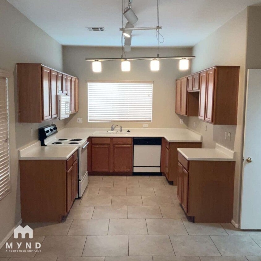 Building Photo - 629 E Cantebria Dr