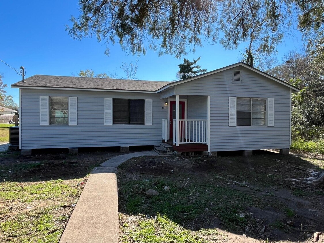 821 Robertson St, Clute, TX 77531 House Rental in Clute, TX