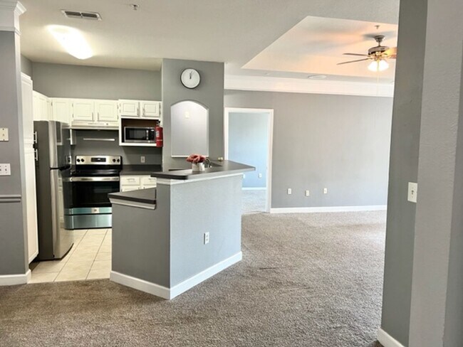 Foto del edificio - MOVE IN NOW!Fabulous 2X2 on 3rd floor(no tenants above)! NEW CARPET & FRESH PAINT! Water included...