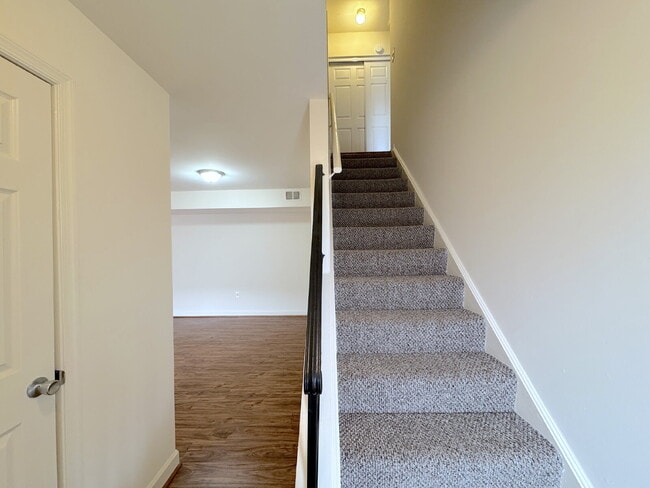 Foto del edificio - Welcome to this charming 2-bedroom, 2-bathroom townhouse nestled in the heart of Annandale.