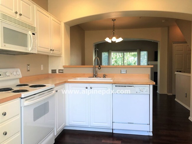 Building Photo - Great Townhouse Lots of Light Pet Friendly