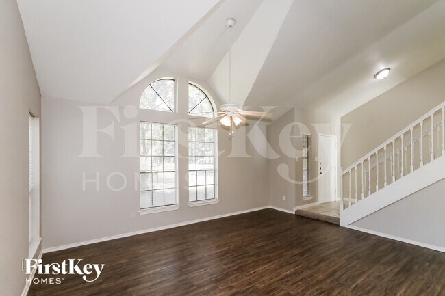Foto del edificio - 7447 Woodland W Dr