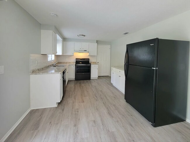 Foto del edificio - Renovated 4BR/2BA Pool Home in Jacksonville, FL | Fenced Yard | Pets Welcome