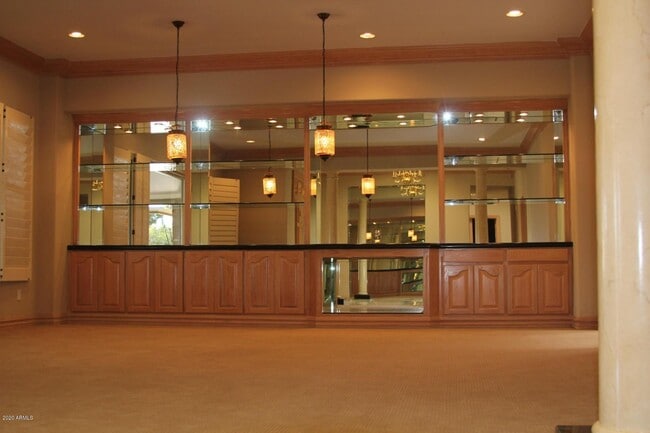 Building Photo - 1905 N Val Vista Dr