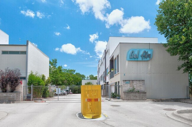 Foto del edificio - 4801 S Congress Ave
