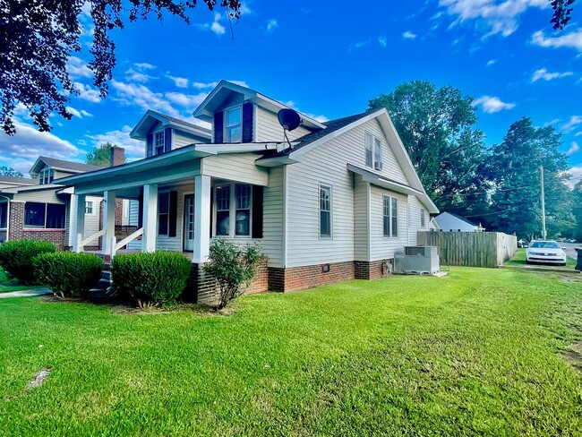 Building Photo - Lovely Cottage in Downtown Athens!