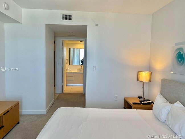 Building Photo - 2602 E Hallandale Beach Blvd