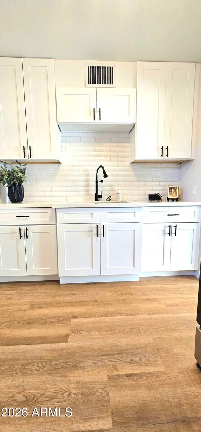 Foto del edificio - 1308 W Whitton Ave