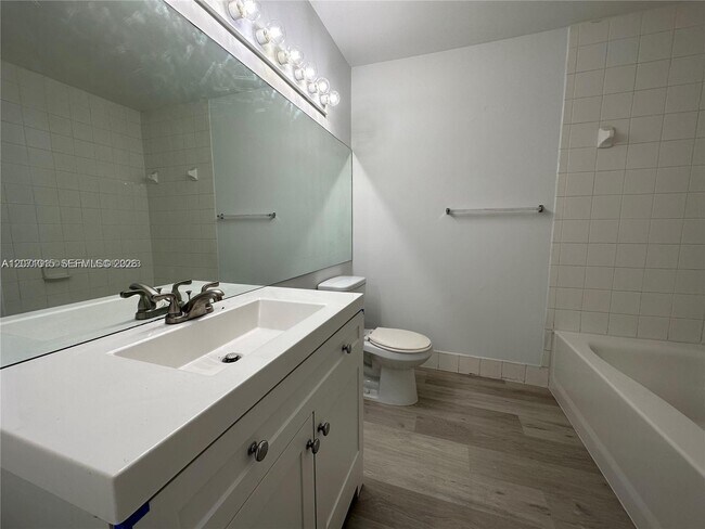 Foto del edificio - 4560 NW 107th Ave