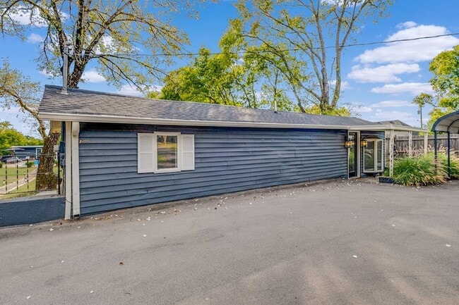 Foto del edificio - 562 Neelys Bend Rd