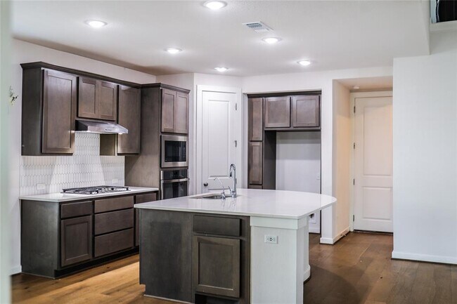 Building Photo - 112 Rosebush Dr