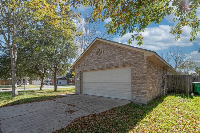 Foto del edificio - 5734 Wandering Creek Dr