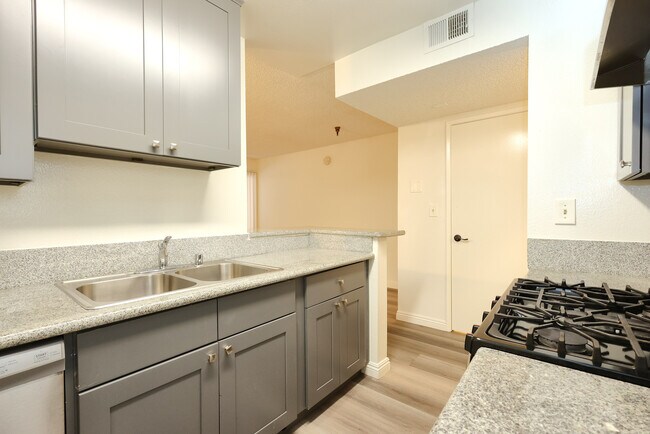 Foto del edificio - 1791 N Sycamore Ave