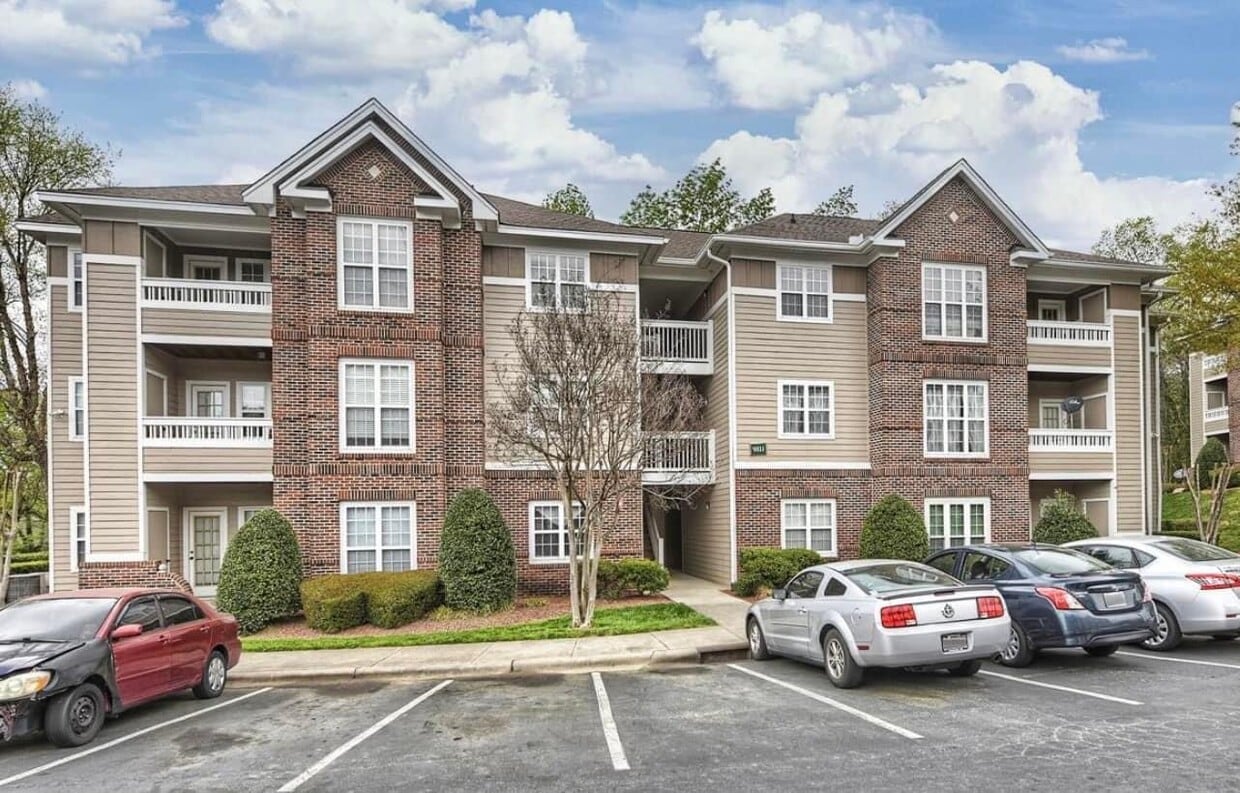 Primary Photo - 9811 Campus Walk Ln