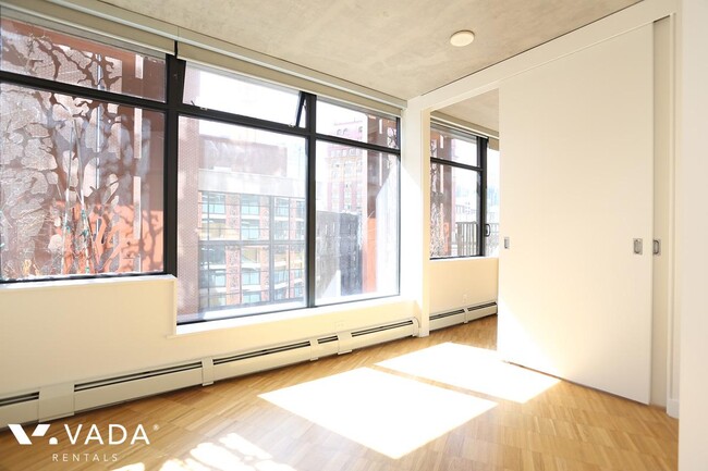 Building Photo - Woodwards W43 1 Bed Apartment Rental 709-1...