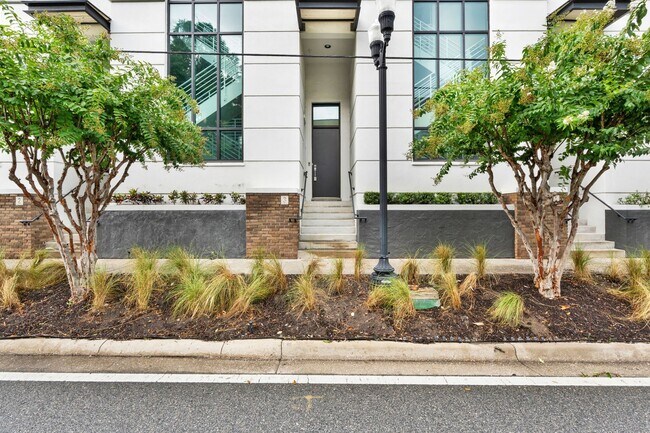 Foto del edificio - Luxury 2 Bedroom 2.5 Bath Townhome In Down...
