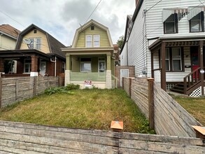 Building Photo - 484 Crestline Ave