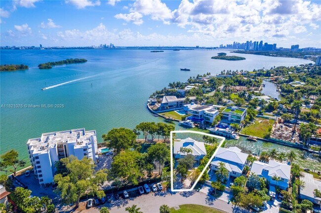Foto del edificio - 1080 NE Little River Dr